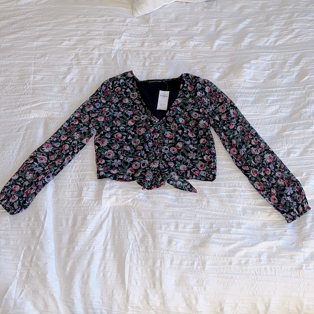 NWT Abercrombie and Fitch Navy Floral Blouse Size S